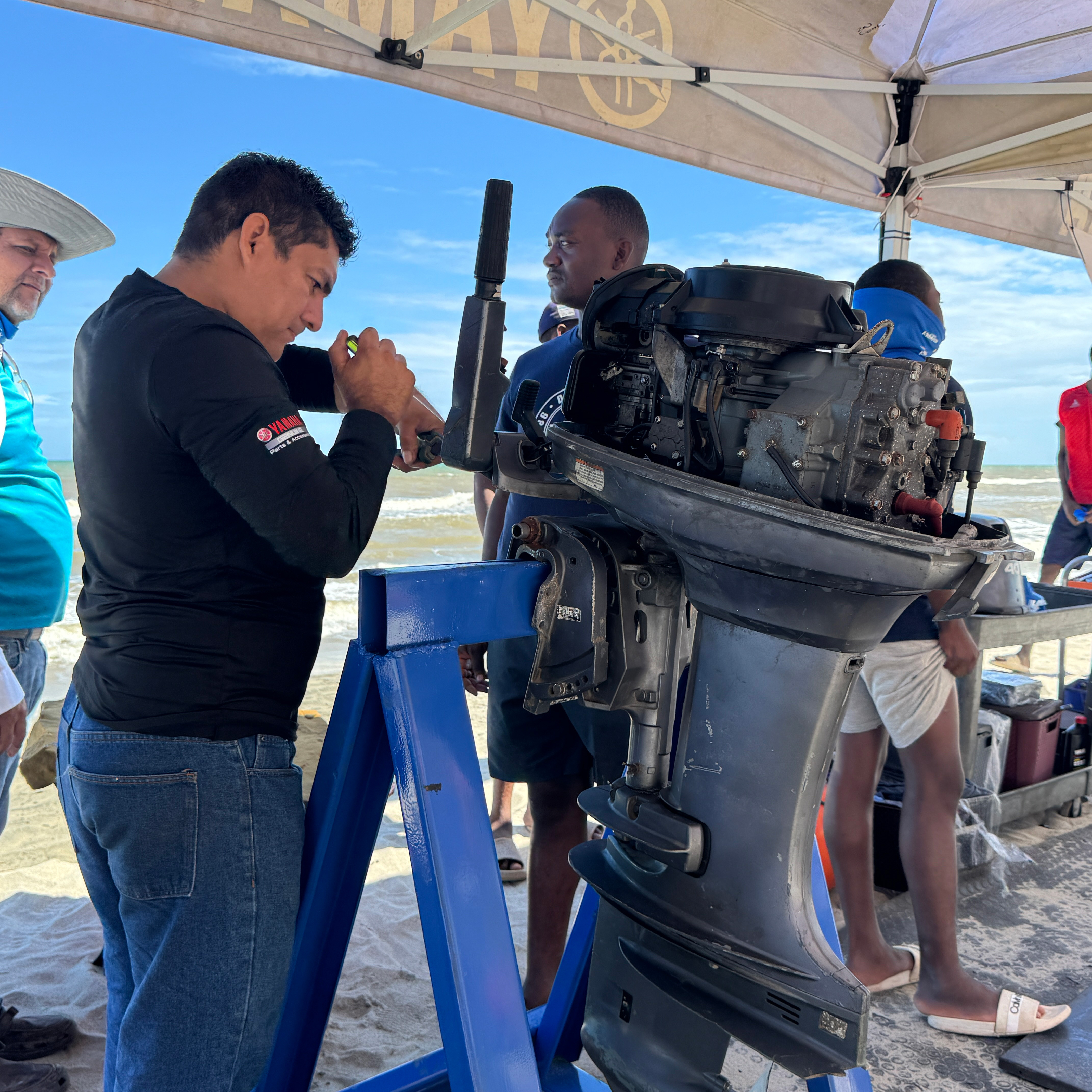 Motomundo y Ultramotor concluyen con éxito su Gira de Mantenimiento Gratuita en La Ceiba